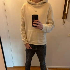 Axel Arigato hoodie - Säljer en beige/offwhite hoodie från Axel Arigato i stl XL.  Axel Arigato är något små i storleken. . Jag är 187 cm och den sitter som M/L. 