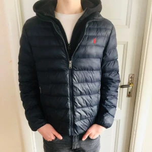 Ralph lauren jacka  - Ralph lauren jacka. Storlek xl i barn som motsvarar xs . Modellen är 177. Den har tappat lite dun i armarna. 