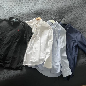 Skjortor, Pike Ralph Lauren - Säljer 3 skjortor och 1 Pike som inte används. Svart Ralph Lauren Pike (M) 299kr. Vit Ralph Lauren skjorta (S) 249kr. Ljusblå GANT skjorta (S) 149kr. Marinblå Ralph Lauren skjorta (M) 299kr. Priset går att diskuteras, bara att höra av sig vid intresse! Mvh