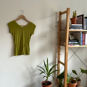 Grön ribbad topp Urban Outfitters - Säljer en snygg grön ribbad topp från Urban Outfitters som är sprillans ny från New York!  (bara ostruken ;)) Toppen har korta ärmar och är i en härlig grön färg, sååå skönt o stretchigt material! Nypris ~ 350 kr