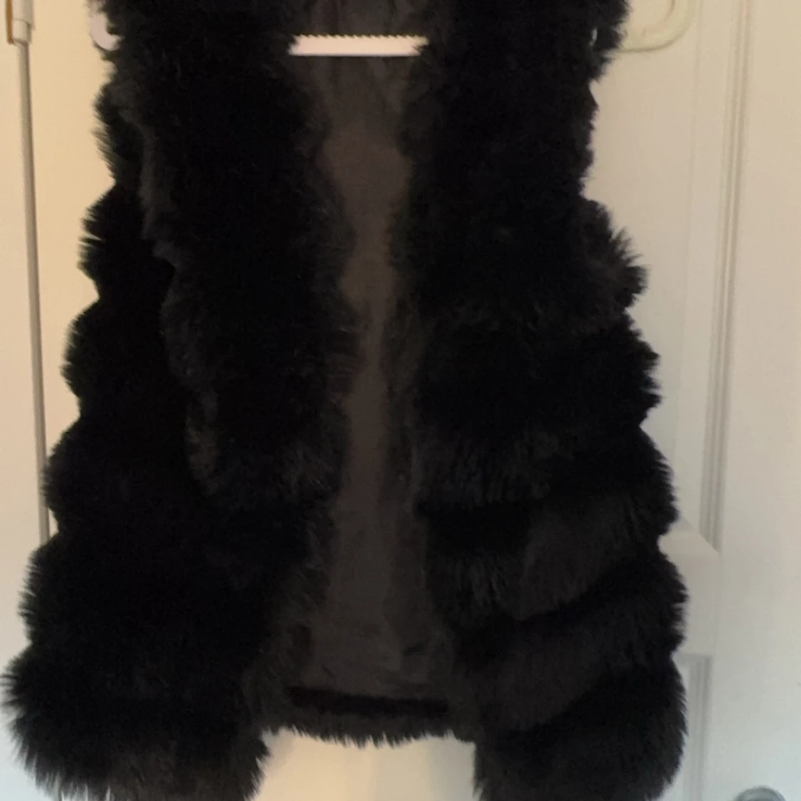 Svart pälsväst - 90