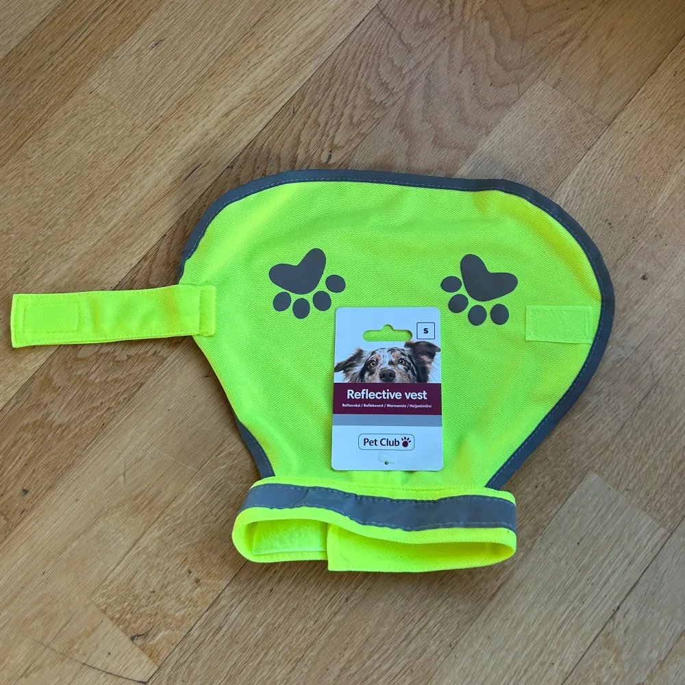 Säljer en gul reflexväst för hund från Pet Club. Perfekt för små hundar eller valpar. 💛 Västen är perfekt för att hålla din hund synlig under promenader i mörkret. Enkel att sätta på med kardborreband. Storlek S, aldrig använd då min hund hann växa ur den. . Muu.