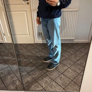 Blå jeans från Just Junkies - Jag säljer dessa snygga blå jeans från Just Junkies i mycket bra skick. Det är i storlek 29/32 och är långa i storleken. Nypris är 1000kr och det är knappast använda. Skriv om ni undrar något och kom gärna med prisförslag!!
