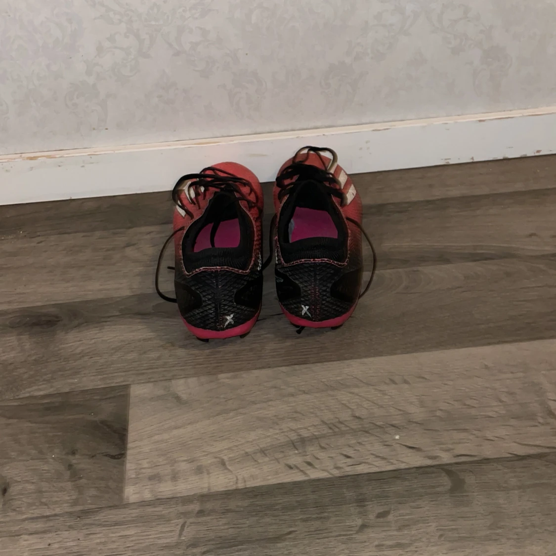 Röda fotbollsskor från Adidas jätte sköna att lira med - 3