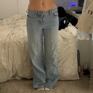 Ljusblå jeans från Karve - Säljer ett par ljusblå jeans från Karve med en avslappnad passform. De har en hög midja och vida ben, vilket ger en skön och trendig look. Perfekta för en casual stil. Har ett litet hål mellan benen.