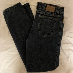 Mörkblå jeans  - Snygga mörkblåa jeans med rak passform innerbenslängd: 78cm midjans mitt: 39cm. Ca storlek 38/M. Hör av dig om du har några frågor 🥰Jag är 165cm som referens 