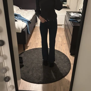 Mörkblå bootcut jeans från ONLY - Snygga mörkblå bootcut jeans från ONLY i storlek S.  Högmidja och lite för korta för mig som är 172. Aldrig använda. Längd 32.