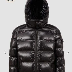 Moncler Maya - Helt ny❗ vid frågor och funderingar är det bara att höra av er. Inköpt för 17.970kr. Den är I storlek 2 så det motsvarar S/M