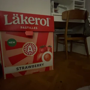 Stor förpackning Läkerol Strawberry - En stor förpackning Läkerol pastiller med jordgubbssmak. (Inga pastiller i ) Förpackningen är röd med vita och gröna detaljer och har en modern design. Perfekt för den som älskar sockerfria pastiller med fruktig smak som inredning! Den är jättestor! Höjd: 60cm ! man kan karva armhål och klä ut sig på halloween 