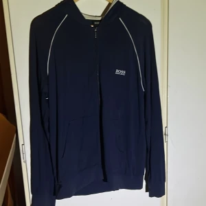 Mörkblå huvtröja från Boss - Säljer denna Hugo Boss hoodie för att den inte passade mig riktigt mycket och att den satt i garderobern helatiden. (Äkta)