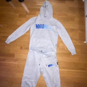 Ljusgrå Hoodrich set  - Säljer ett ljusgrå set från Hoodrich då det inte passar mig längre. Pris kan diskuteras. Tveka inte på att höra av er vid fundering 