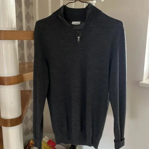 John Henric merinoull half zip - Halfzip från John Henric i merinoull. Storlek S och passar nog helt ok för xs. Bra skick bara använd ett fåtal gånger. 