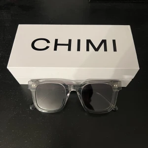 Chimi 04 grey - Chimi 04 grey solglasögon säljes i ett väldigt bra skick och kvitto medföljer även. Hör gärna av er vid eventuella frågor!