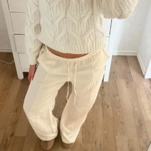  linnebyxor från Zara - Säljer ett par as snygga beigea linnebyxor från Zara 💌superfina och sköna! Fint sick 🍸