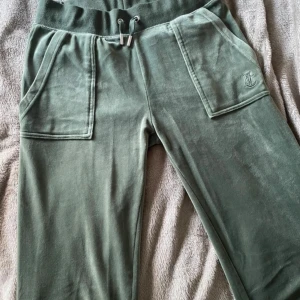 Gröna Juicy Couture byxor  - Gröna Juicy Couture byxor. Använda två gånger. Nypris: 1000kr