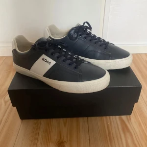 Hugo Boss skor - Säljer nu dessa jättesnygga skor från Hugo Boss. De är använda 1-2 gånger Max vilket kan synas på sulan. Nypriset ligger på cirka 2200kr. Ett var väldigt eleganta och stiliga skor som passar alla stilar. Storlek 42 men passar 43