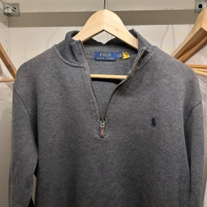 Polo tröja - Jag säljer min POLO Ralph Lauren zipp tröja! En tröja som jag endast har använt ett fåtal gånger och nu växt ut. Denna tröja har ett nypris på mellan 1300-2100!!!