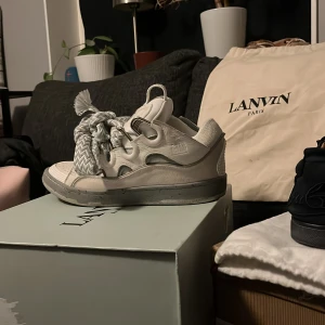 Lanvin curb - Säljer lanvin curb i storlek 43 (passar 44 också) då jag inte använder dem så mycket längre, skicket är okej, det ända stora problemet är att en av flärparna på tungan (bild 4)har lostnat på ena kanten (syns dock inte när man har byxorna över skorna). Osäker på om dem är äkta, kvaliteten är riktigt bra men köpte dem på plick för runt 2k. Med skicket och äktheten i åtanke så är mitt pris 1459kr, det går absolut att diskuteras! För fler bilder eller frågor skriv!!