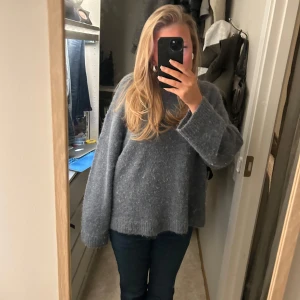 Stickad tröja  - Mysig tröja i fin färg, storlek M men sitter bra på mig me S