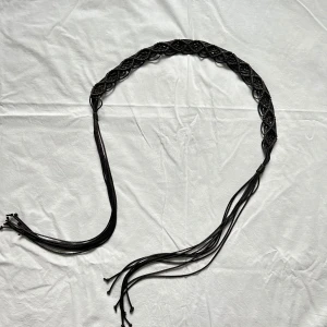 Flätad bälte  - Vintage flätad bälte  Som knyts runt midjan  Vid köp av flera varor får du rabatt 💛