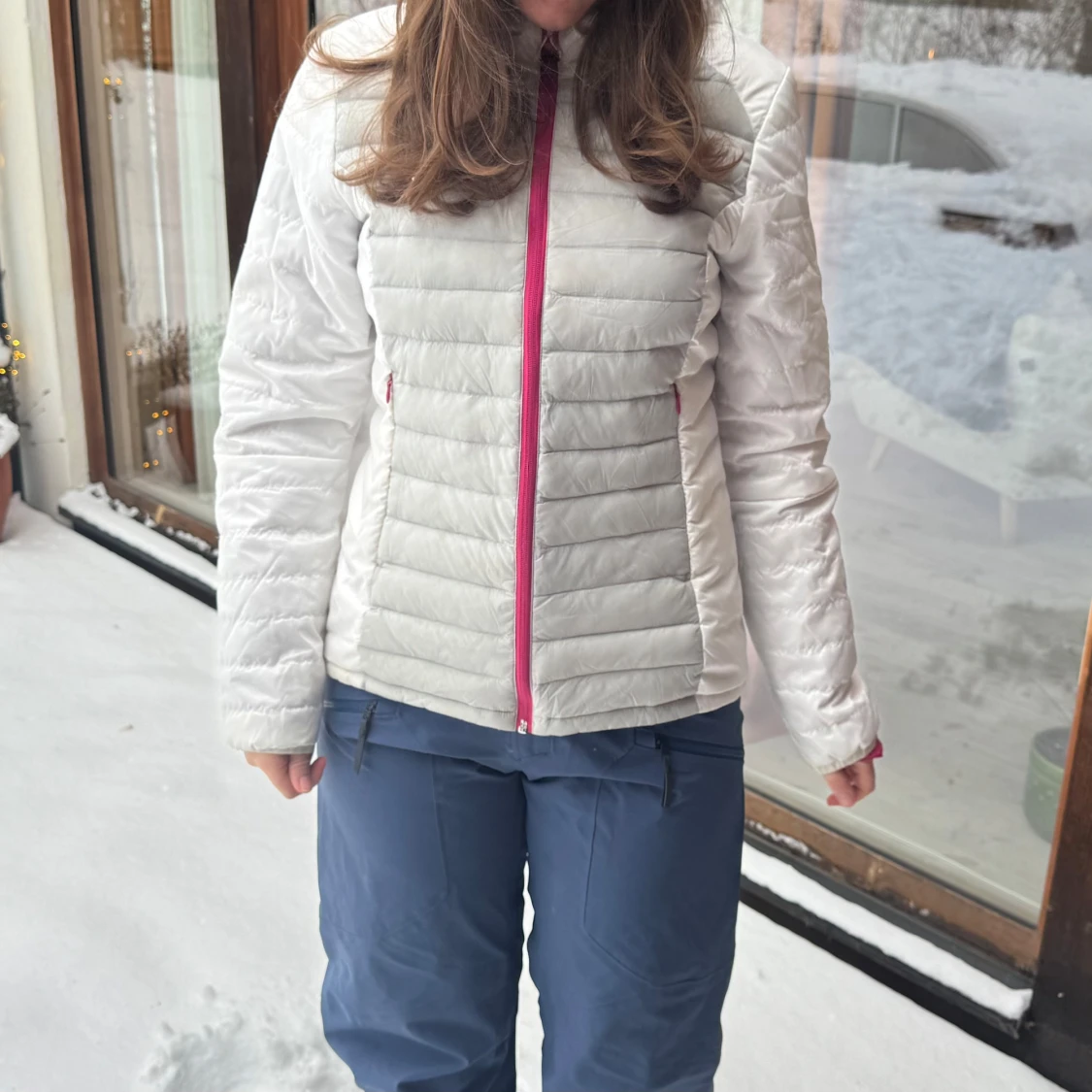 Vit dunjacka/skidjacka med rosa dragkedja