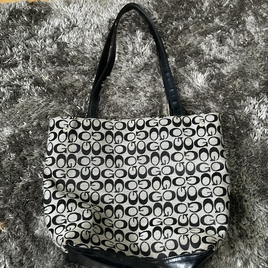 Mönstrad axelväska med svarta detaljer