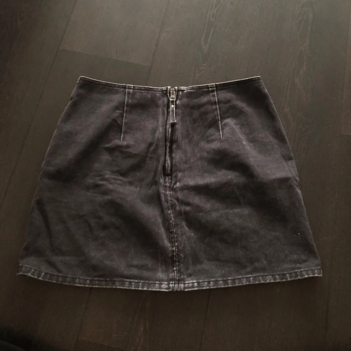 Svart kjol med snörning från H&M - 90