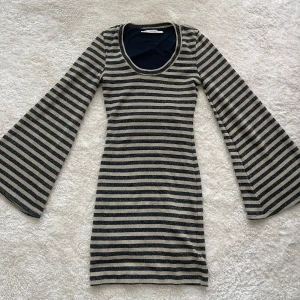 En långarmad klänning från zara - En långarmad klänning från Zara, randig med lite glitter i!