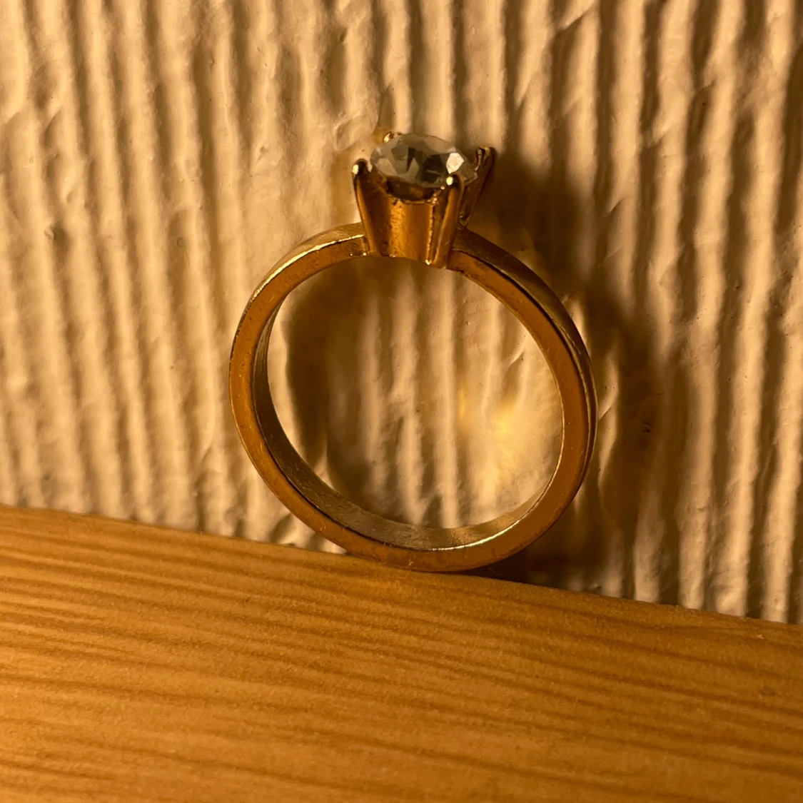 Guldfärgad ring med nitar - 4