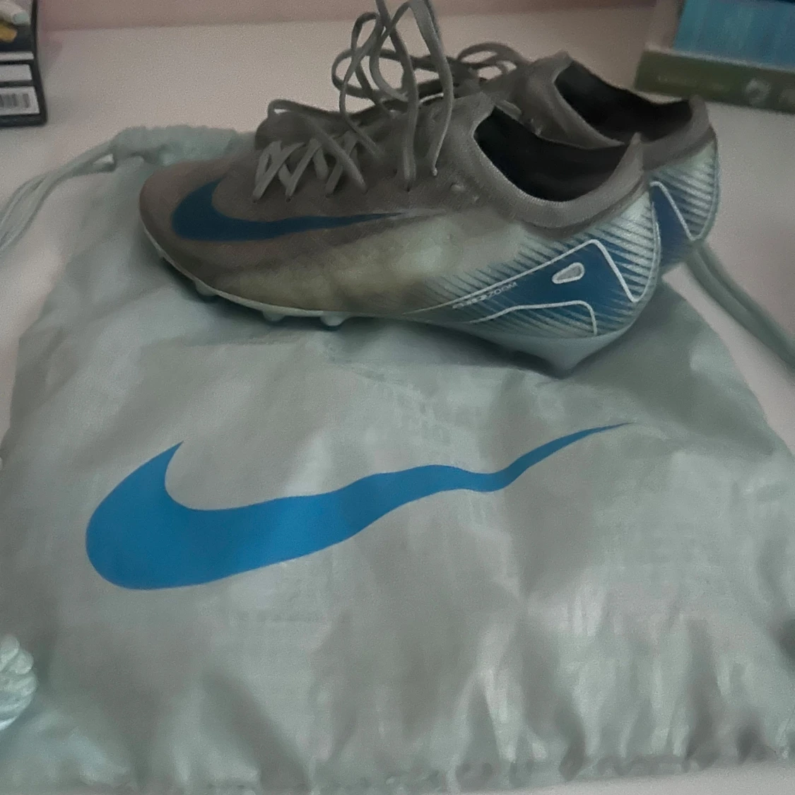 Blå Nike fotbollsskor - 90