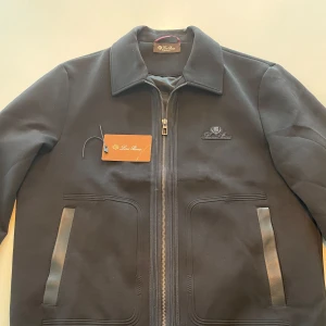 Svart jacka från Loro Piana - Loro Piana Jacka. Storlek M. Pris kan diskuteras. 