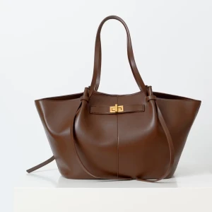 Gina väska - Brun axelväska från Gina Tricot, den är använd men ser som ny ut💕Skriv privat för bilder på väskan💌 Nypris: 500kr