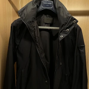 Prada Jacka, Herr, Storlek S  - Stilren jacka från Prada. Perfekt för vår- och sommar. Mycket gott skick utan några synliga tecken på slitage. Vänligen kontakta mig vid frågor eller om ytterligare information önskas.