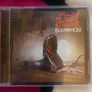 Ozzy blizzard of ozz cd - Jätte bra skick spelad en gång. Skriv om du har frågor!