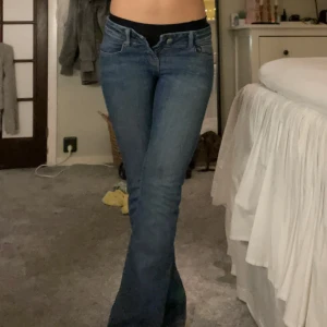 Blå lågmidjade bootcut jeans - Snygga blå bootcut lågmidjade jeans! Vintage men har inget märke, köpt på vinted! Säljer då de är för små för mig 💖Midjemåttet är 36cm rakt över och innerbenslängden är 75cm 