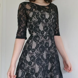 Svart midiklänning från Ida Sjöstedt - Elegant svart spetsklänning från det eftertraktade, svenska märket Ida Sjöstedt! ❤️ Med trekvartsärm och vacker blommig spetsdesign. Klänningen har en dragkedja i ryggen och har dubbla kjolar för extra komfort. Perfekt för speciella tillfällen. Fler bilder kan skickas vid intresse! 