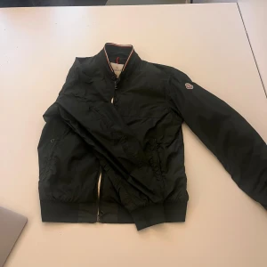 Moncler windbreaker - Fet Moncler windbreaker från Moncler, i väldigt bra skick, självfallet äkta, den är i storlek 3 alltså M/L