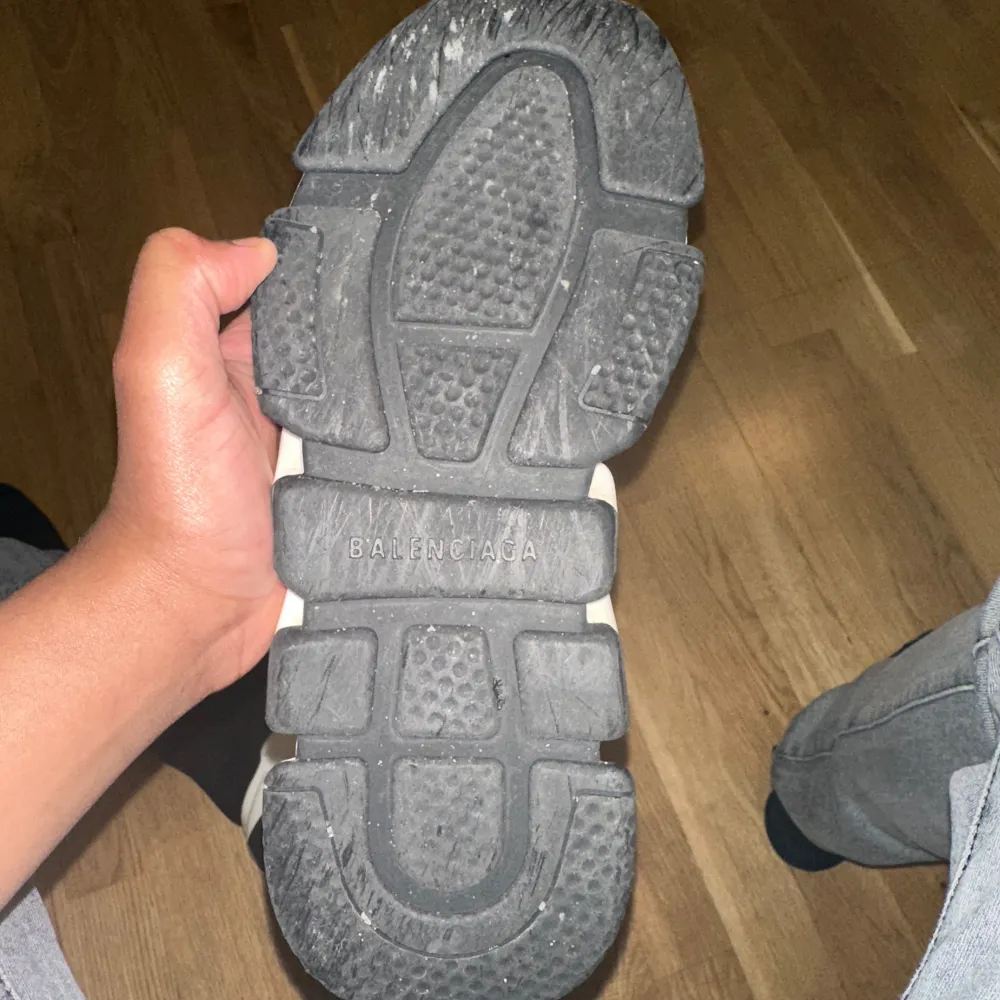 Snygga svarta sneakers från Balenciaga med en strumpliknande design och vit sula. Skorna har en modern och stilren look, perfekt för en trendig outfit.. Kengät.