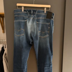 Blå Hyperflex Replay Jeans - Snygga blå hyperflex replayjeans i storlek 33/34. De är väldigt bekväma och passformen anpassas efter dina ben. Hör av dig om du har några frågor. 