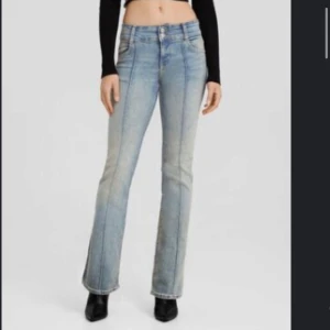 Blå bootcut jeans - Snygga blå bootcut jeans med en klassisk femficksdesign. Endast använda ett par gånger, säljer då de ej kommer till användning. Ordinarie pris - 399