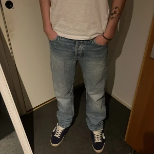 Ljusblå jeans - Ljusblåa jeans från weekday som inte längre används i storlek 28/32 i modellen klean.