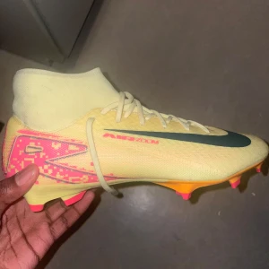 NIKE AIR ZOOM MERCURIAL SUPERFLY 10 ACADEMY Mbappé  - Säljer dessa då de tyvärr är för små för mig. Jag fick dem i julklapp, men fel storlek köptes. De är endast använda tre gånger och i mycket fint skick.