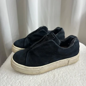 Eytys doja  - Svarta Eytys i modellen doja. Storlek 37. Rätt slitna som man kan se på bilderna. Lite trasiga i hälarna. Men funkar absolut bra att använda. Har köpt nya därav säljer jag dessa💕köpte de nya för 2000kr