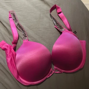 Rosa bh från Victoria's Secret - Snygg rosa bh från Victoria's Secret med glittriga axelband. Perfekt för att lägga till lite glamour i vardagen. Helt oanvänd bh som är köpt i USA som tyvär inte kommer till användning längre så hör av er vid frågor! Denns typen sv bh från victoria secret är små i stolekarna så om du har 75B - 75C skulle denna va perfekt 