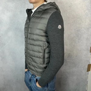 Grå cardigan från Moncler - As fet moncler cardigan Scan och allt funkar hör av er vid frågor 