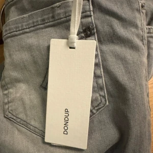 Dondup Jeans - Gråa Dondup Jeans. Nypris 3200kr. Köpta på United fashion i Göteborg. Storlek ”32”. Mitt pris 800kr💸.