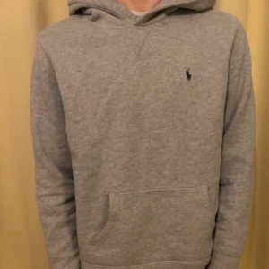 Ralph Lauren Hoodie - Ralph Lauren Hoodie i nyskick✅ Storlek S(modell 180 60kg) Pris kan alltid diskuteras vid snabb affär. Mvh LÉ😊