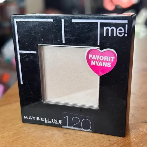 Fit Me compact powder från Maybelline!  - Fit Me compact powder "Classic Ivory". 9 g. Oanvänd och plomberad. 