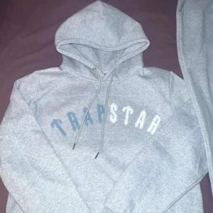 Grå tracksuit från Trapstar - Säljer en grå tracksuit från trapstar helt ny i storlek m jag säljer den pga att den inte passade mig när den kom den är jätte fin och varm pris går att diskuteras OBS ENDAST SERIÖSA KUNDER