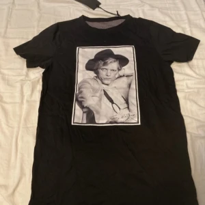 Svart t-shirt med tryck - Snygg svart t-shirt från Limitato som aldrig är använd men pris lapp på säljer den då den är för liten den är storlek XS